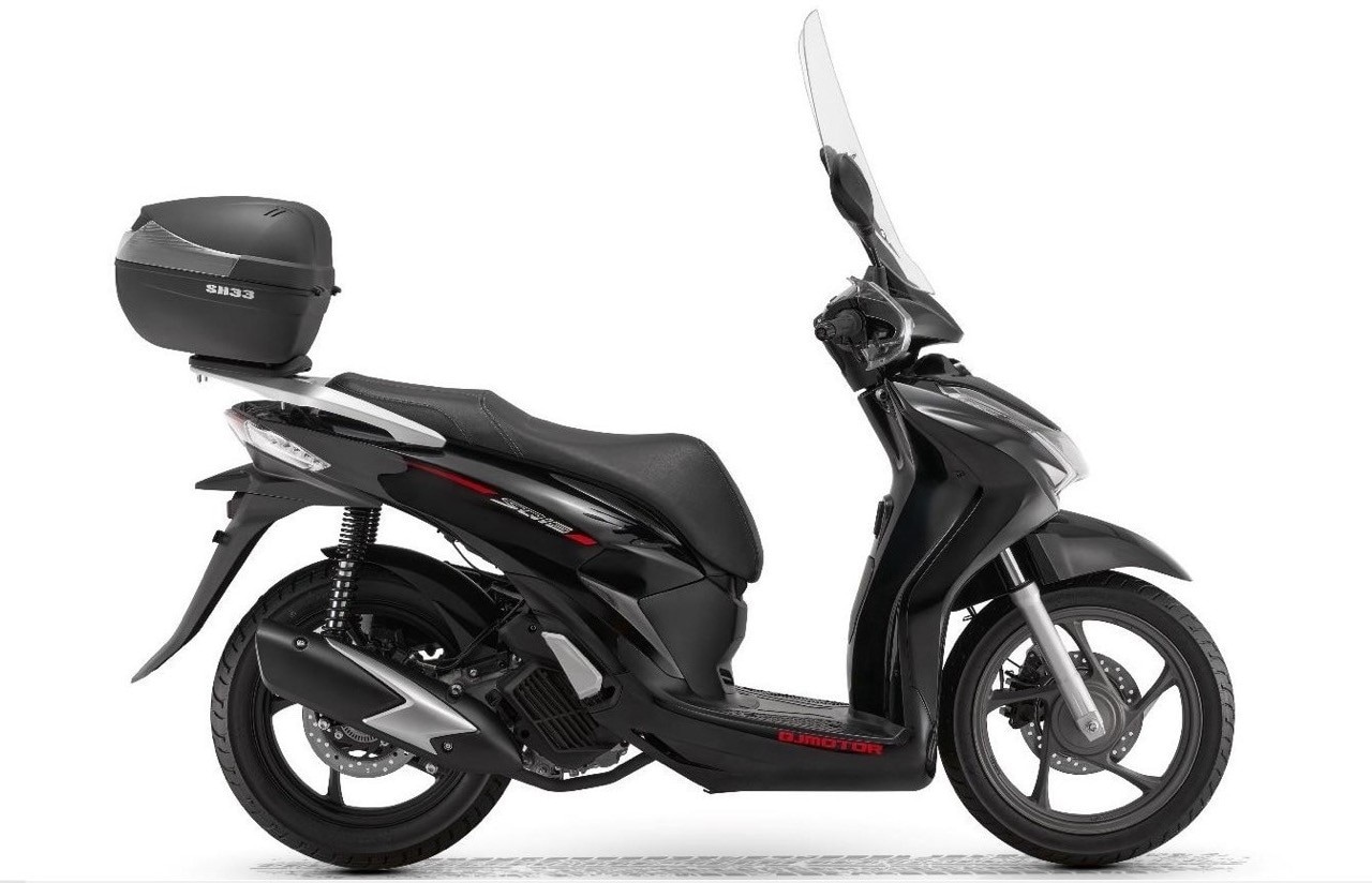 <div class='descrGalleryTitle'>QJ Motor SQ16</div><div class='descrGalleryText'><p>Il motore è un 4 valvole a liquido con <b>potenza di 15 cavalli</b>, indubbiamente al top della categoria; le ruote sono entrambe da 16” e i freni entrambi a disco. La dotazione è da scooter premium: avviamento keyless, start &amp; stop, controllo di trazione e naturalmente ABS. L’<a href="https://www.dueruote.it/prove/anteprime/2024/09/17/qj-motor-sq-16-e-arrivato-l-anti-honda-sh.html" target="_blank">SQ16 prevede poi doppia presa USB</a> (C e normale), gancio per le borse, pedana piatta, <b>vano spazioso</b> dove stanno un jet anche grande e altri oggetti. <b>Di serie anche il bauletto</b> in tinta da 33 litri e il doppio cavalletto, centrale e laterale. Il risultato è uno scooter dall’interessantissimo rapporto qualità/prezzo: dotazione full optional a 2.690 euro f.c.</p>
</div>